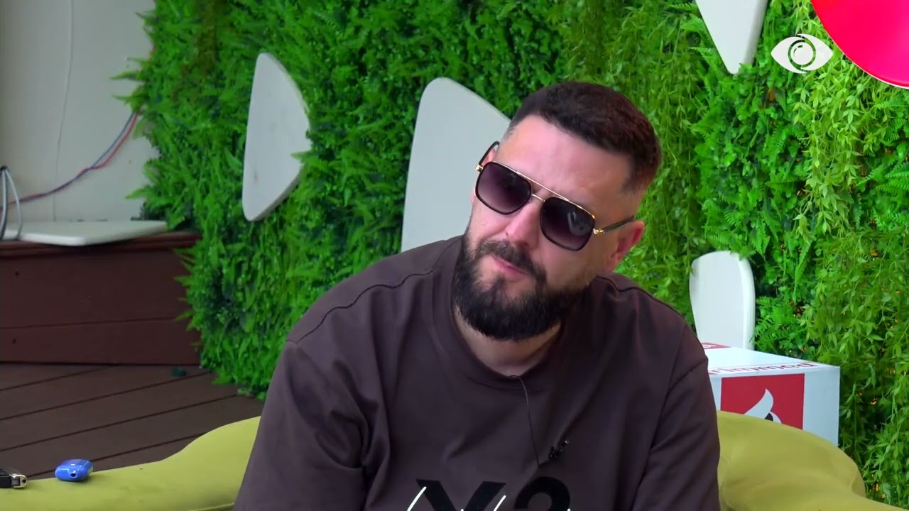 Rogerti puth Juelën duke improvizuar puthjen e Selin dhe Gimbos - Big Brother Albania VIP 5
