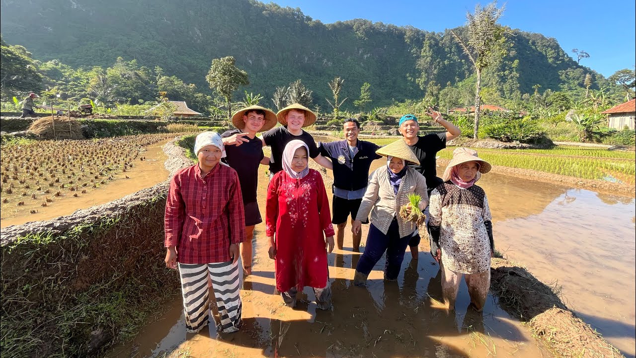 Jelajah Kampung Cantik di Cianjur Selatan  Kehidupan Kampung & Alam Indonesia Bareng Bule