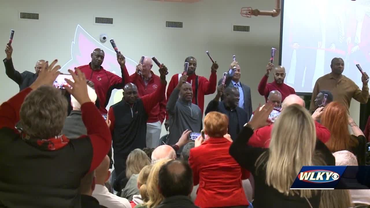 Former UofL basketball players gather to honor Denny Crum