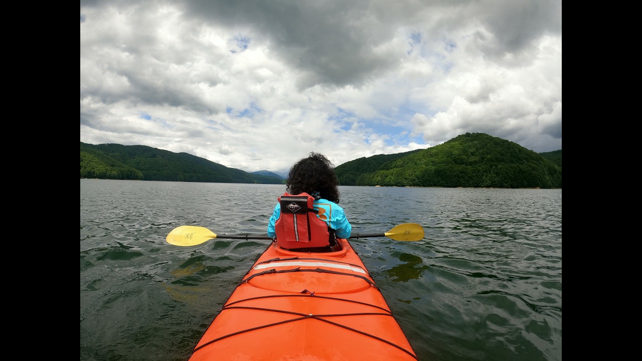 Caiac pe Lacul Vidraru 🇷🇴 | Bijuterie ascunsă &icirc;n Munții Carpați #Natură #Călătorii #Explorează