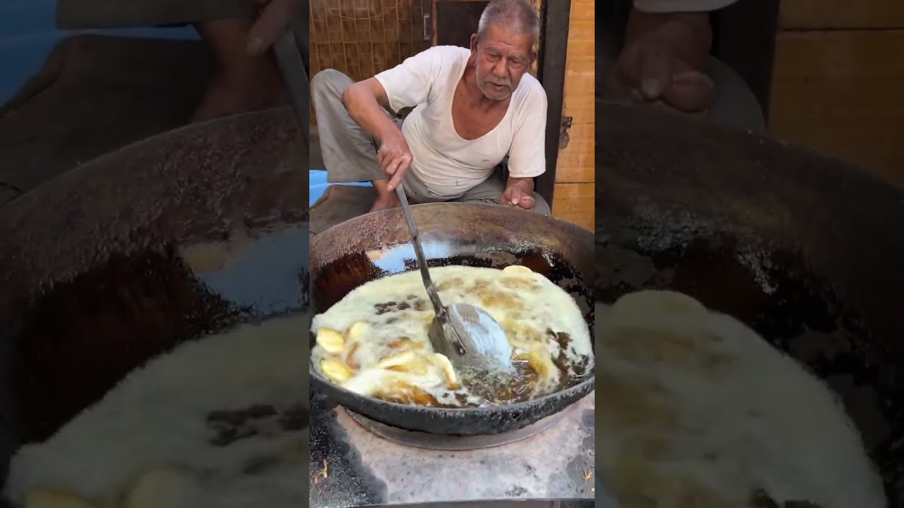 Stuffed Daal Kachori with chutney in Hakikat Nagar