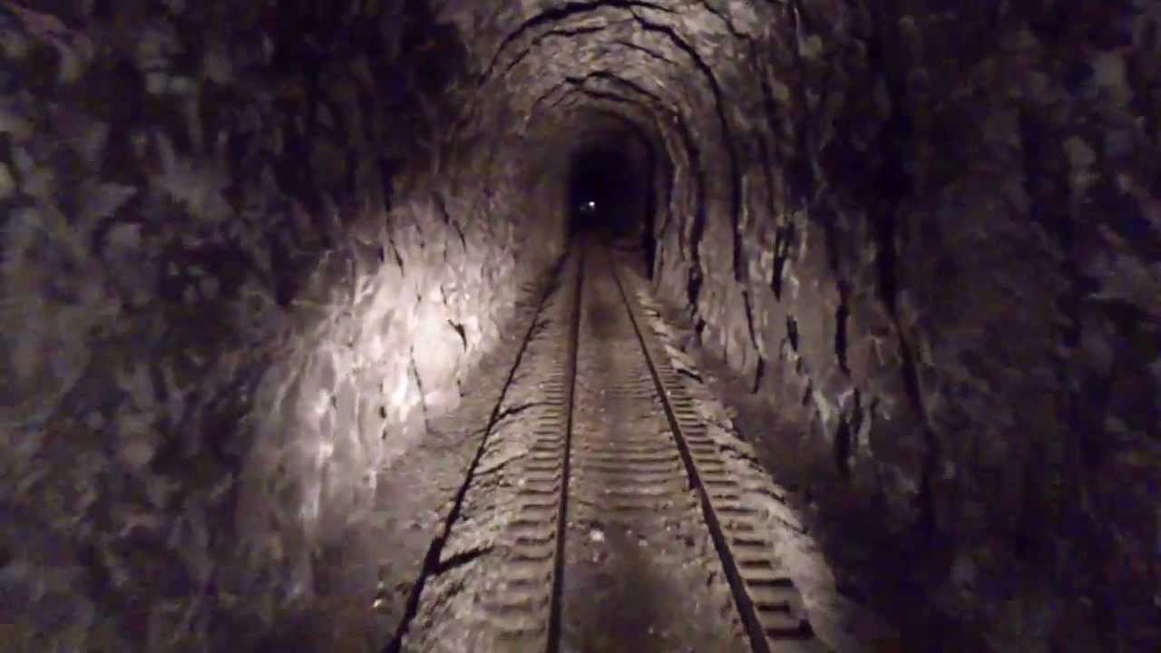 Atravesando en la locomotora del Chepe el túnel no. 86.