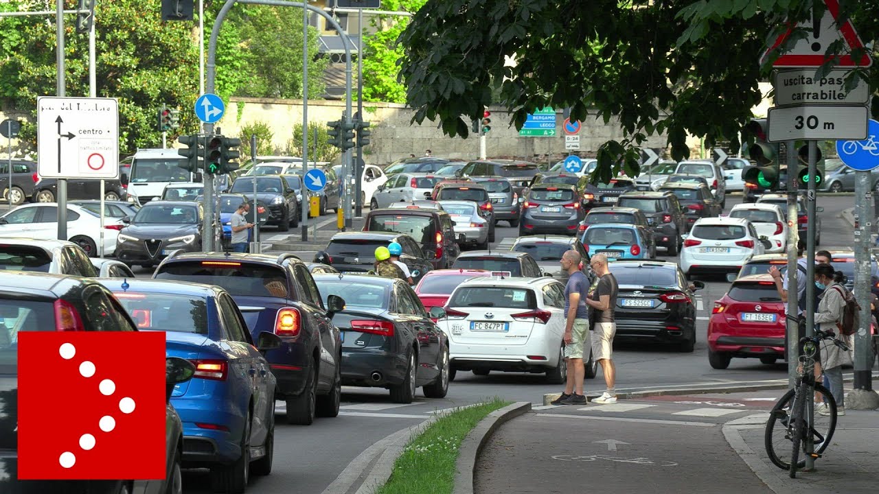 Milano, caos traffico in serata: Porta Venezia, viabilità in tilt dove c'è la nuova pista ciclabile