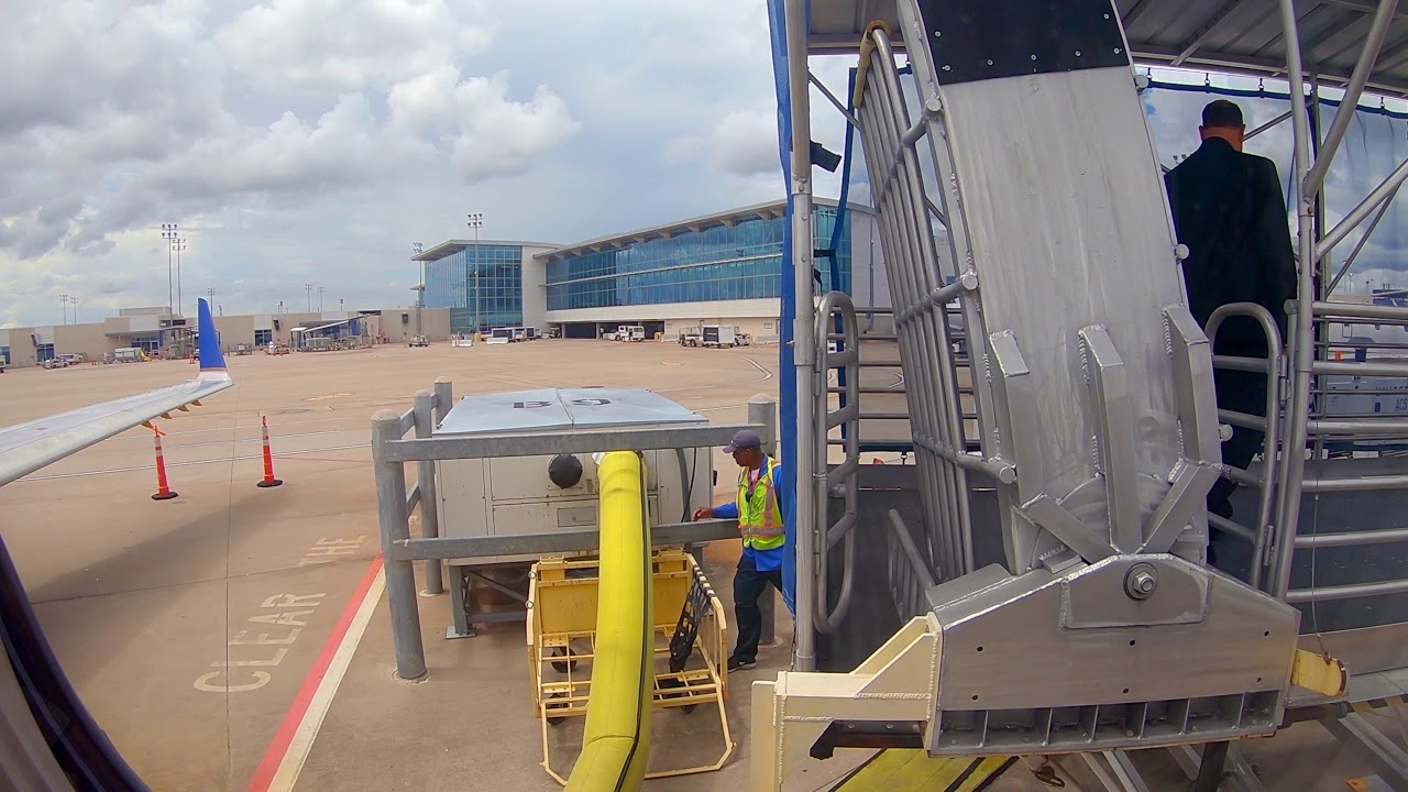 TRIP REPORT | United Express Flt. 4055 | ERJ-145XR | Houston - Shreveport (IAH - SHV) | Full Flight