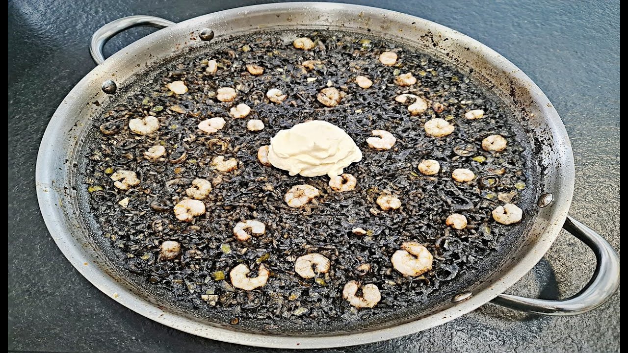 ARROZ NEGRO CON CHIPIRONES Y GAMBAS