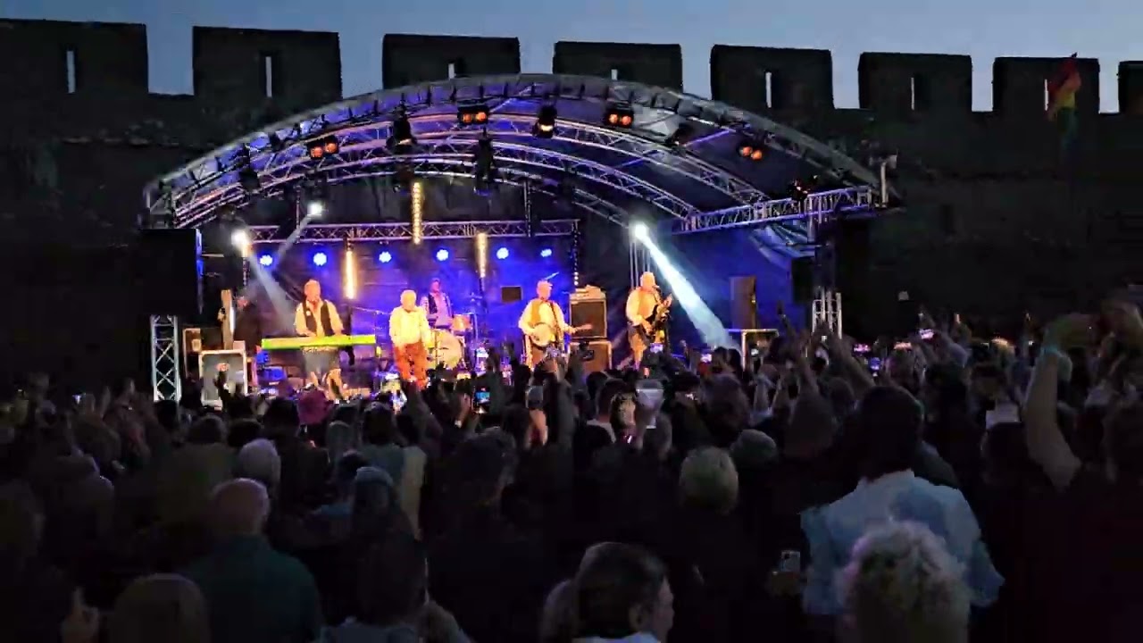 The Wurzels live at Pembroke Castle finale - Combine Harvester Dance Remix.