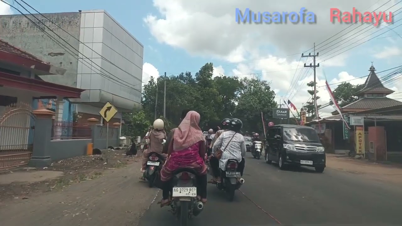 Explore Jalan Raya Durenan Trenggalek Lebaran Ketupat 2025