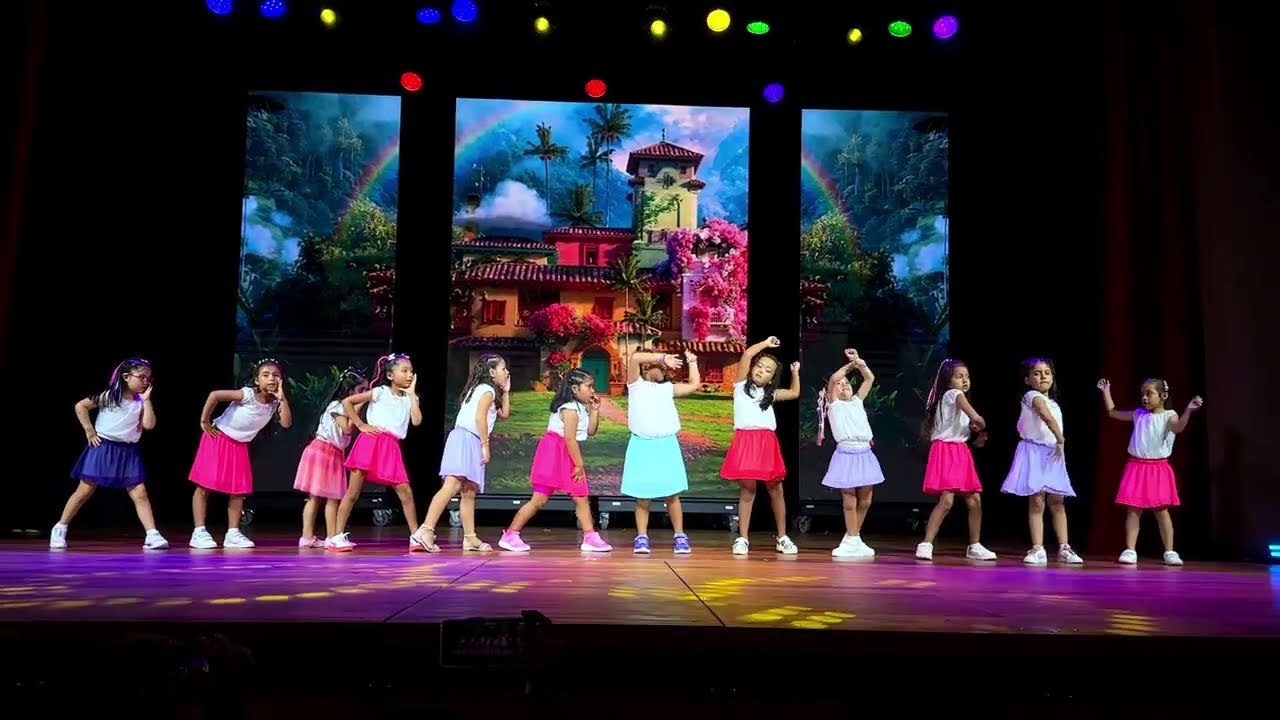 Presentación de la Coreografía de Encanto (Familia Madrigal) - Studio M