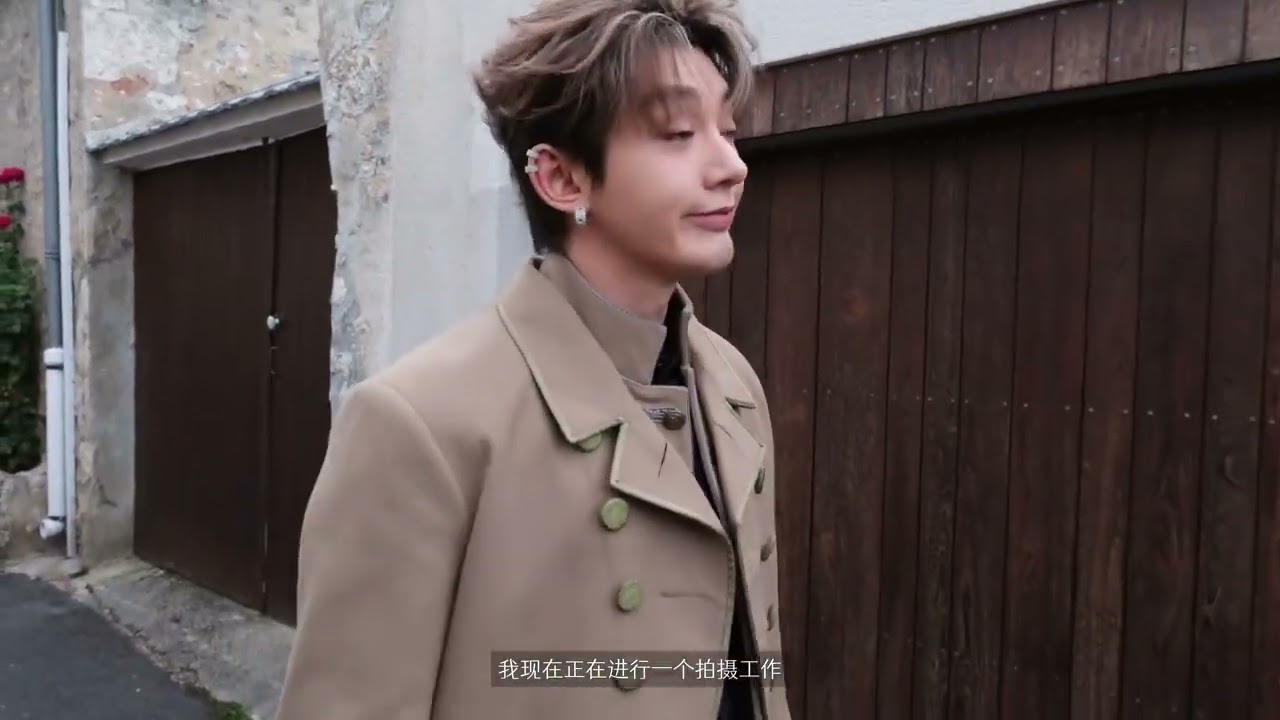 Moment dibalik layar Dengwei semasa di Paris dalam acara Paris fashion week #parisSS26 #dengwei邓为 