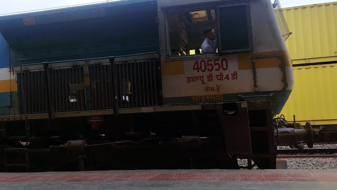 09523- Delhi Sarai Rohilla Special Fare SF Summer Special Arriving Jamnagar Railway Station
