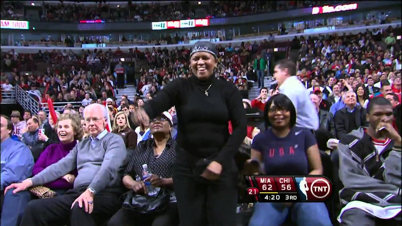 Dwyane Wade Dunks On Nocioni