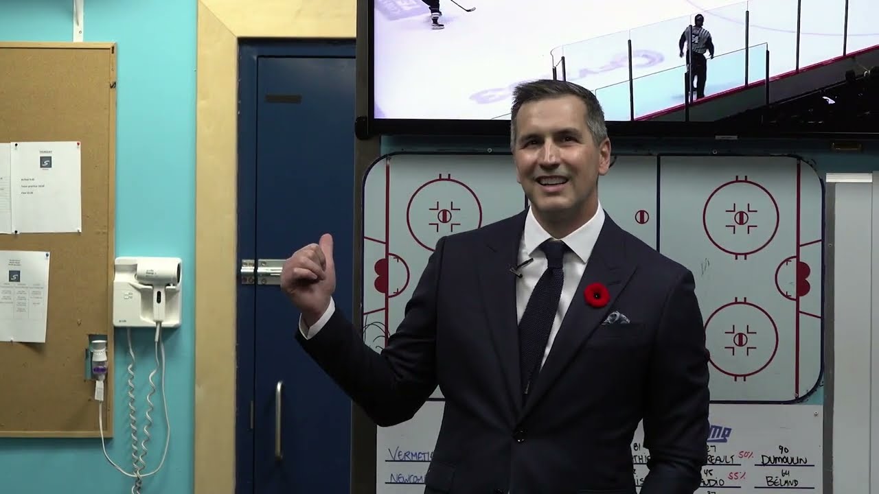 Marc Denis a parlé aux joueurs des Saguenéens dans le vestiaire avant son retrait de chandail!