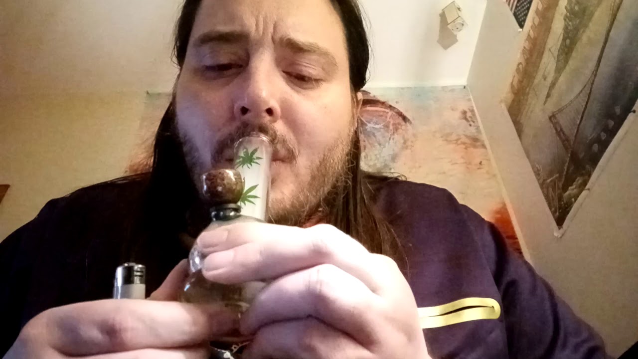 glass bong with carb pretty cool that's nice.