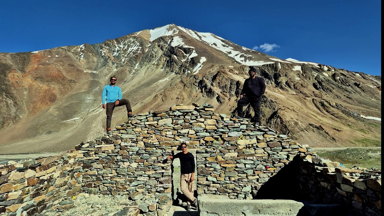 Chasing horizons where the mountains meet the clouds #himachal #sissuvalley #jispa #shinkulapass 