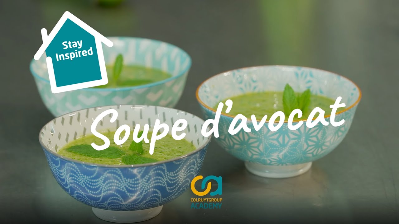 Une soupe d'avocat délicieusement fraîche