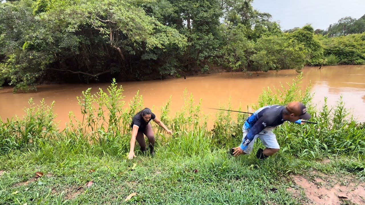 Estava ESCONDIDO na beira do RIO! Tivemos que sair CORRENDO na PESCARIA 🎣