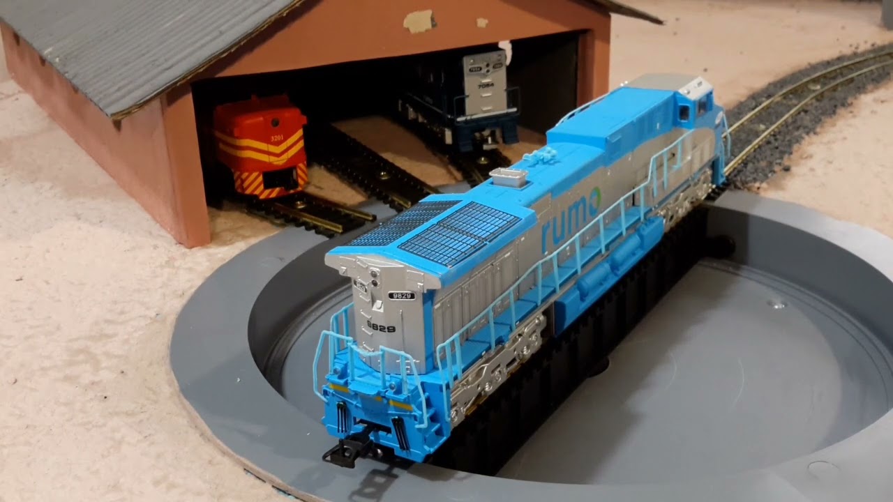 Depósito de locomotivas e uma volta na maquete.