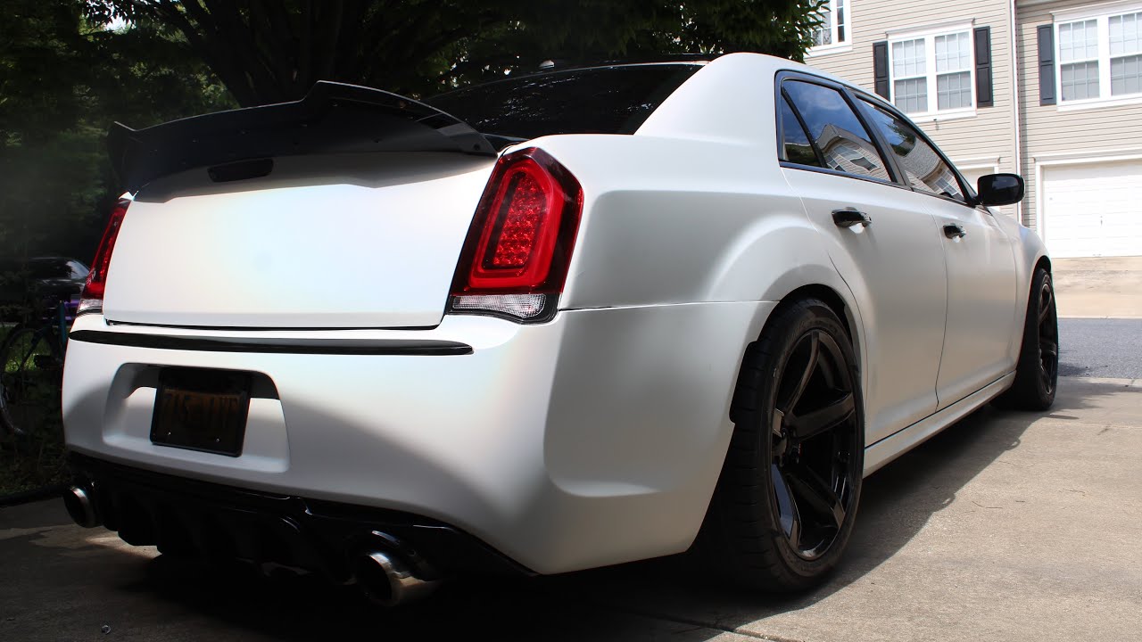 CHRYSLER 300 SRT GETS A FULL VINYL WRAP￼