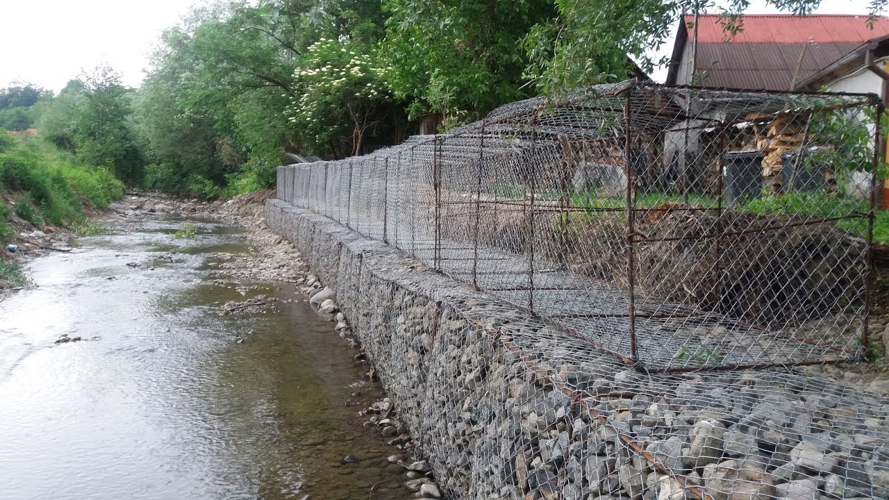 Wall of Gabions to protect the shoreline / Zid din Gabioane pentru protejarea malului