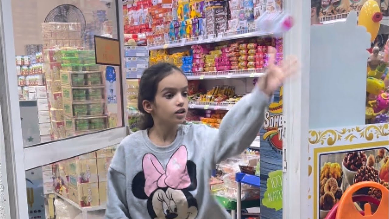 هذه الطفله رمت الزجاج على الرجل من البقاله لسبب للايصدق؟