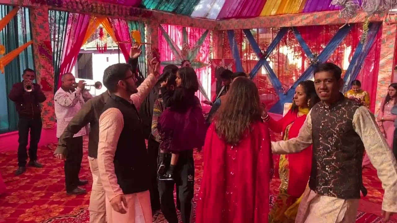 Didi Tera devar diwana song by band party in Himachali marriage 