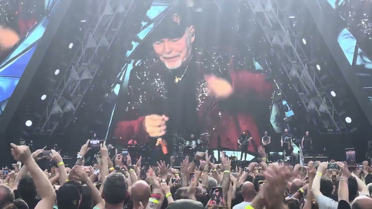 VASCO LIVE2025 01/06/25 Inizio Show “Vita spericolata”