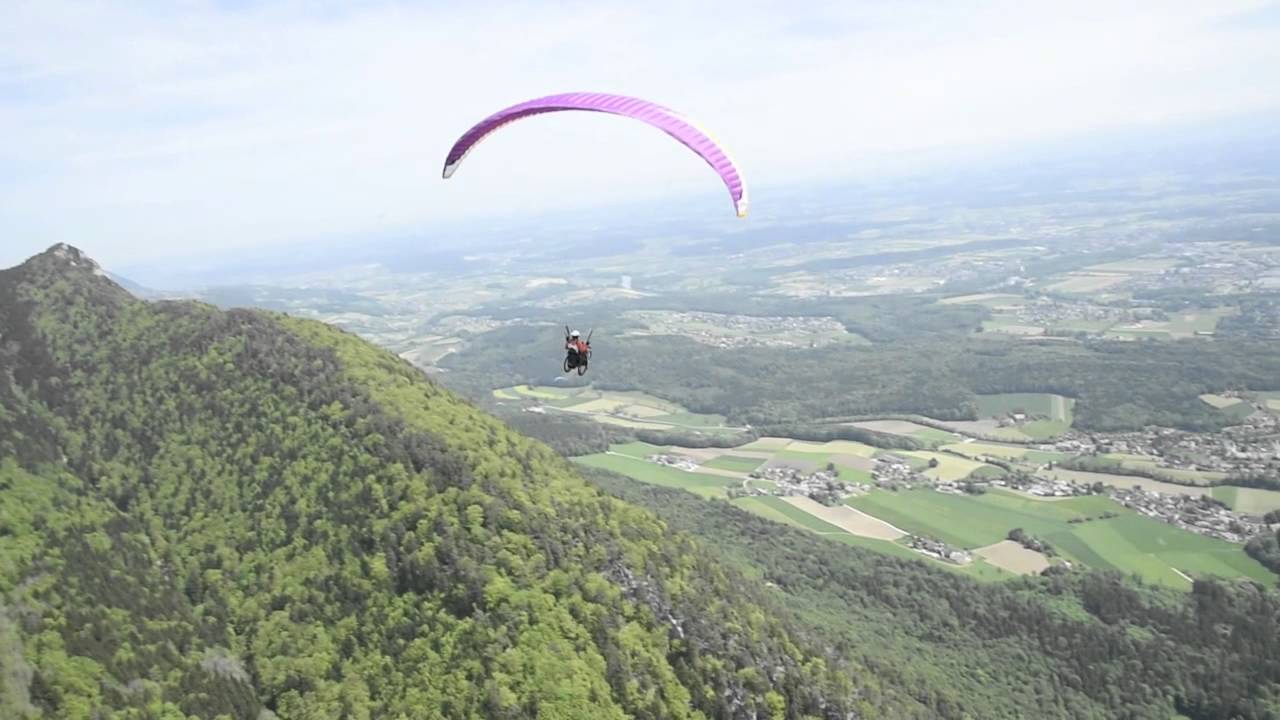 Stefan Keller auf seinem ersten Gleitschirmflug im Rollstuhl