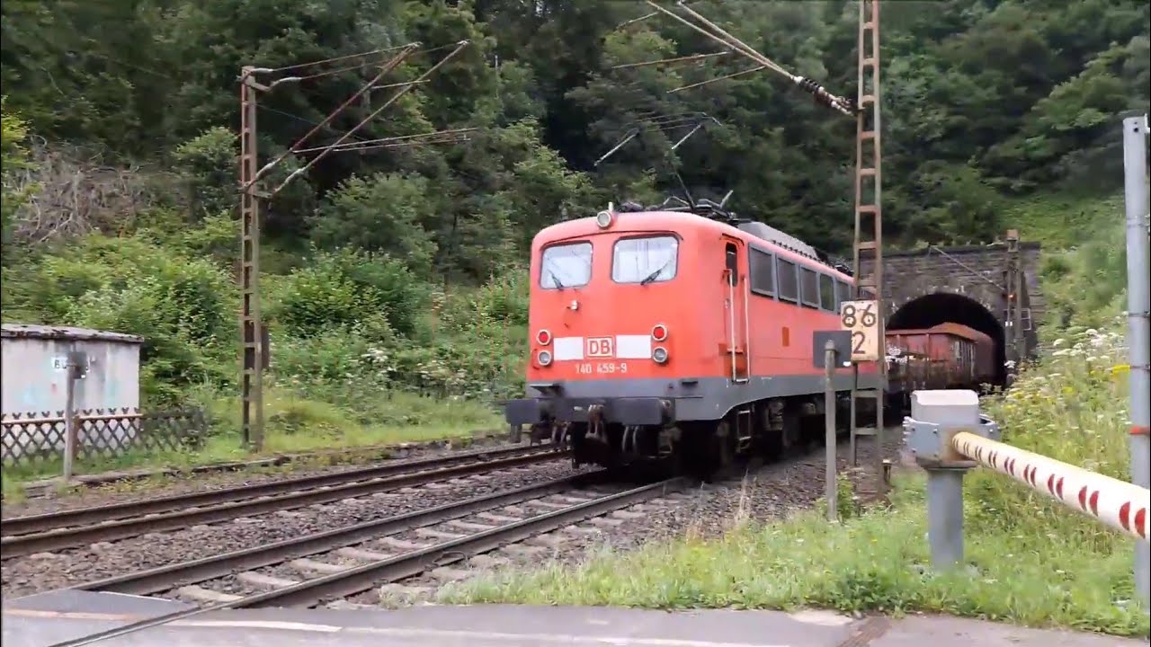 BR 185 005-6 und Schiebelok 140 459-6 mit G&uuml;terzug am Rahrbacher Tunnel - 30.August 2016