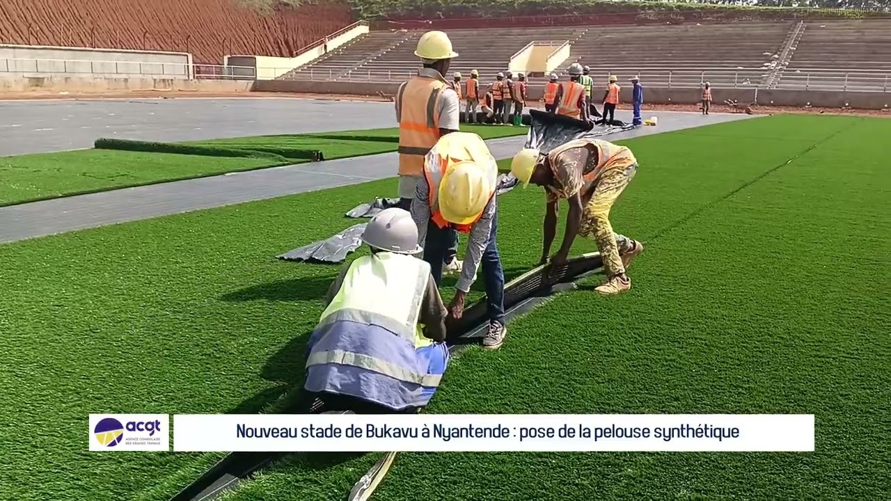 Nouveau stade de Bukavu à Nyantende : pose de la pelouse synthétique