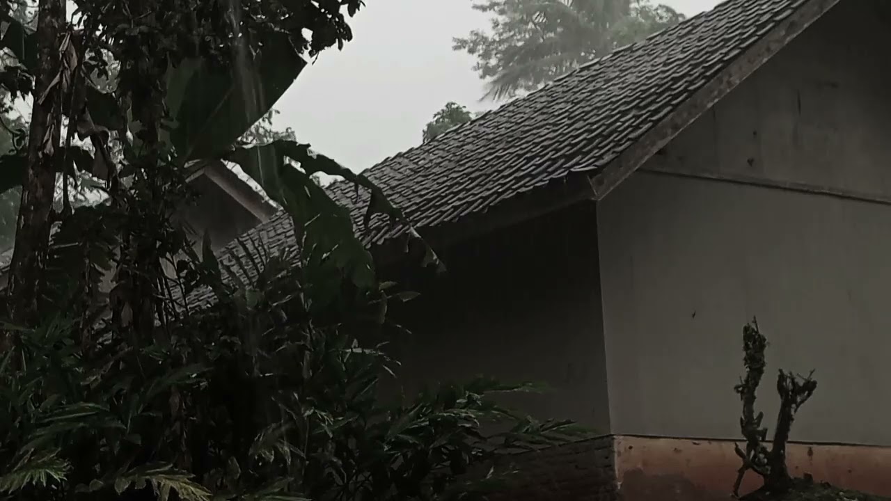 heavy rain accompanied by the sound of thunder makes it comfortable to sleep