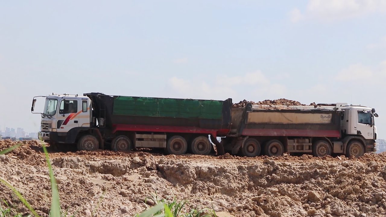 Dirt loading Heavy dump truck Hyundai 24ton at work