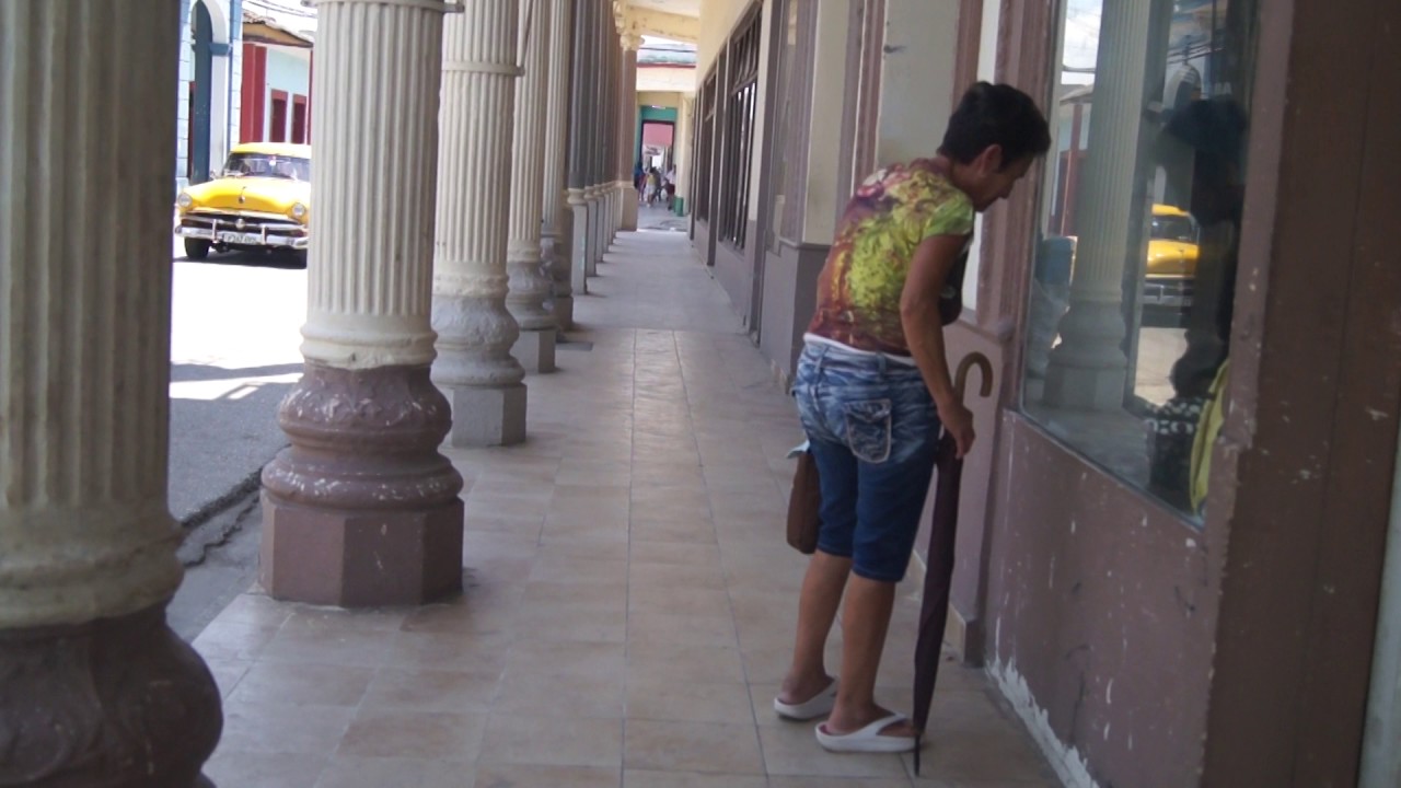 Calles de Moron Cuba y no falta el escolar que se tropieza jijijij
