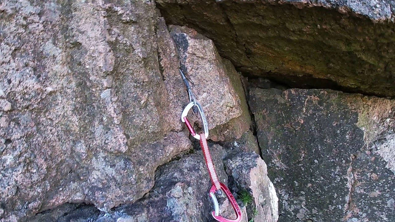 Leading a V-diff climb at Sheeps Tor