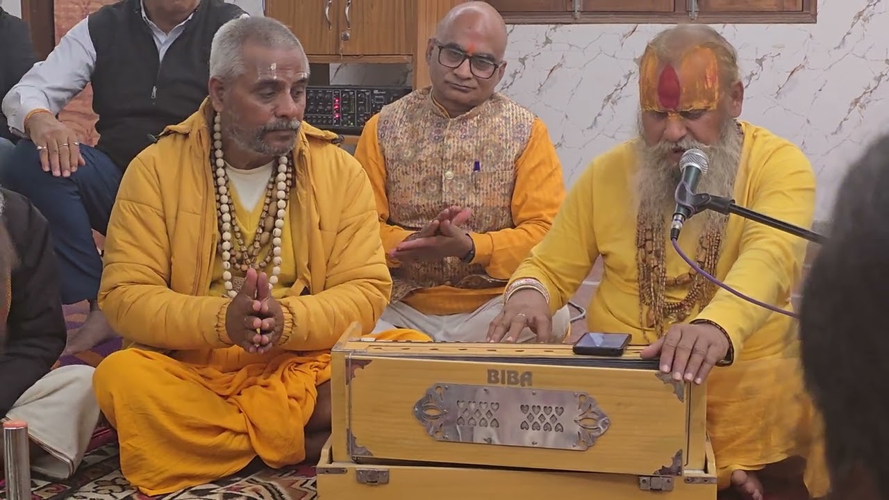 भजन गाते हुए  सभी भक्त सीतासदन  अयोध्या में🙏🙏🙏