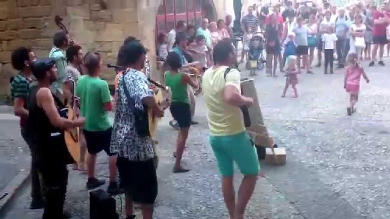 Fantastique groupe d'artistes de rue La Gran Ursula en Sarlat