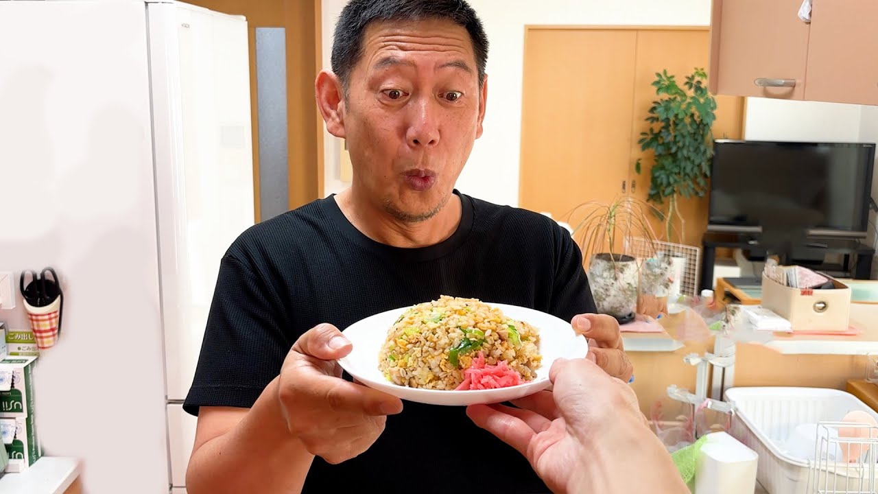 仕事で疲れ果てたお父さんに最高のチャーハンを振舞ってみた【親孝行】