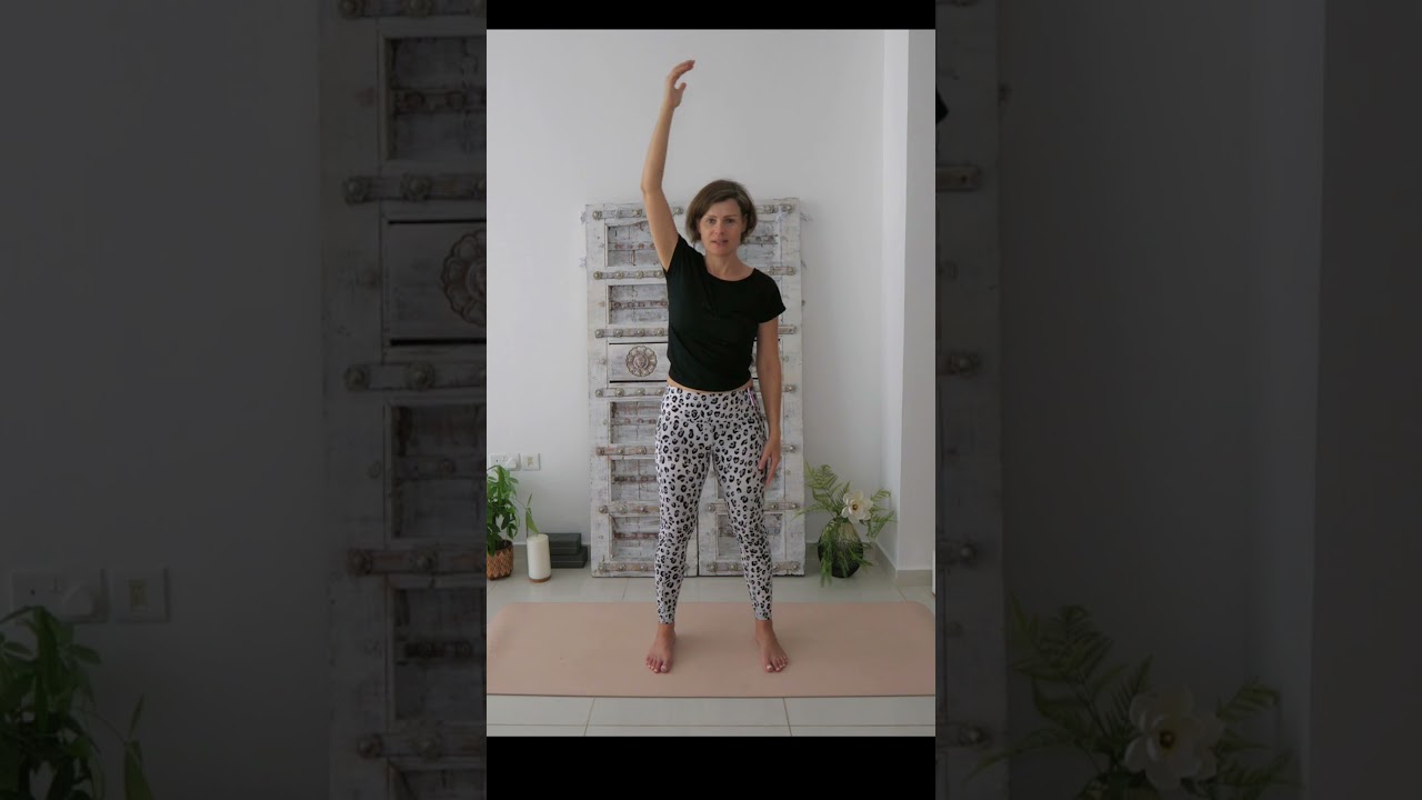 Rozciąganie mięśni brzucha po treningu 🔥 Zr&oacute;b to po sobotnim zestawie! #fitnessbezściemy