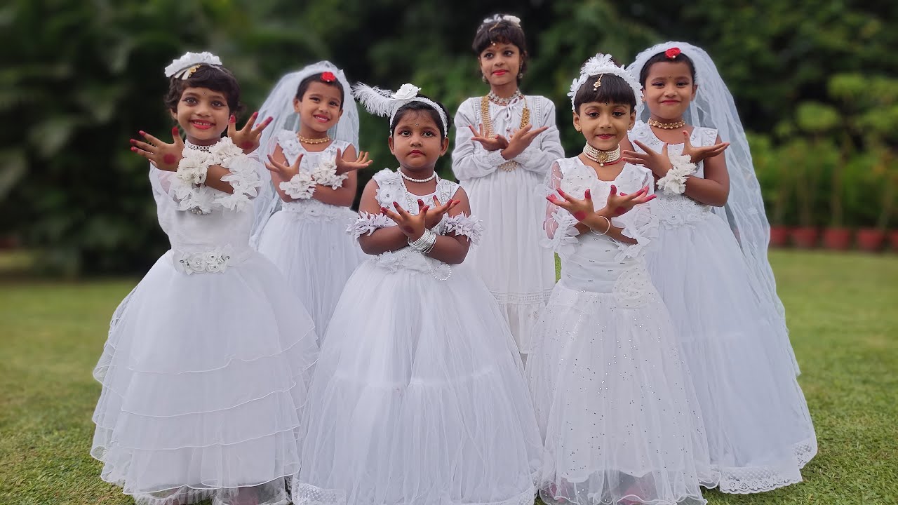 Phule Phule Dhole Dhole | ফুলে ফুলে ঢলে ঢলে | Group Dance | Chotoder Nach | Rabindra Sangeet