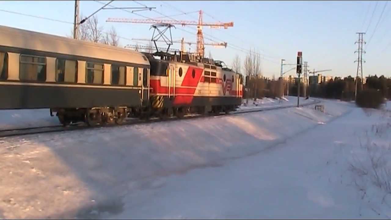 25032013 18:04 pikajuna P408 työntää teknisestä viasta kärsivää T5266 junaa kohti Tuiraa