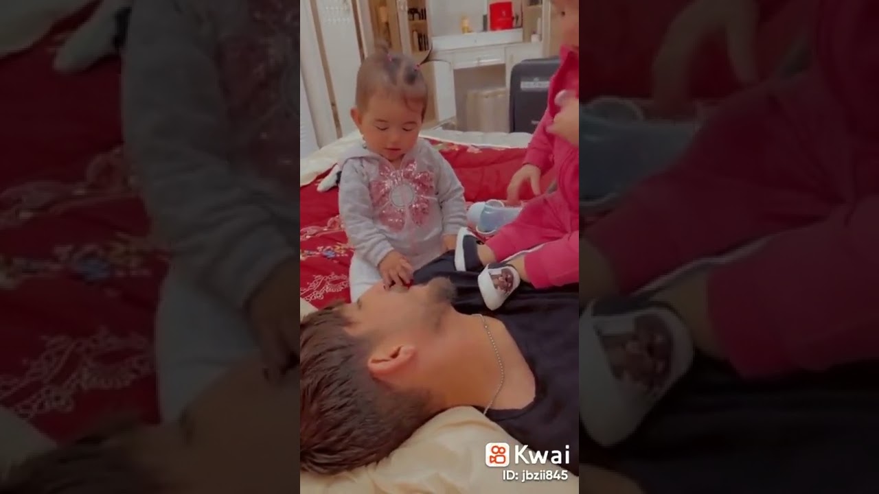 ضرغام اسماعيل يلعب بناته فدوه الله يحفضهم 💞😘😘