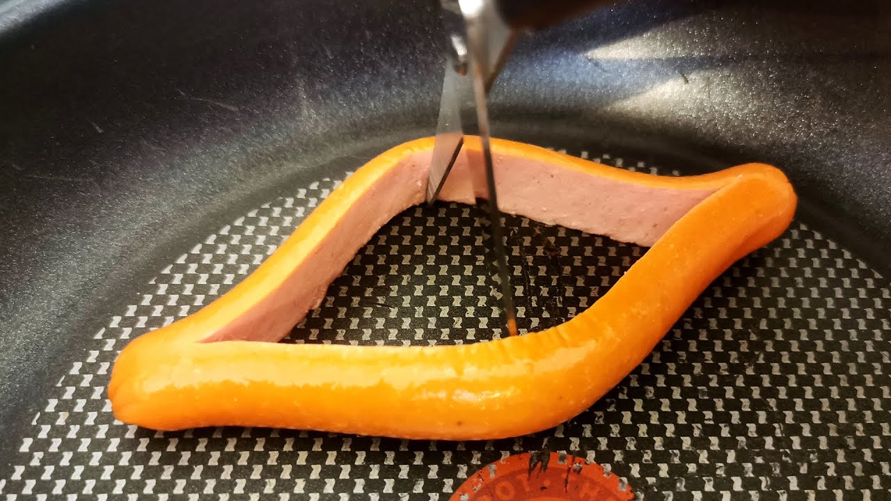 Mach einen SCHNITT in das W&uuml;rstchen und halte es f&uuml;r 30 SEKUNDEN auf 💥 (LECKER) 🤤