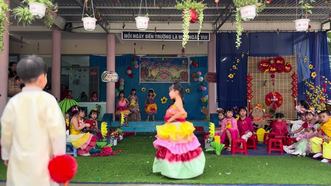 Biểu diễn thời trang lá 4