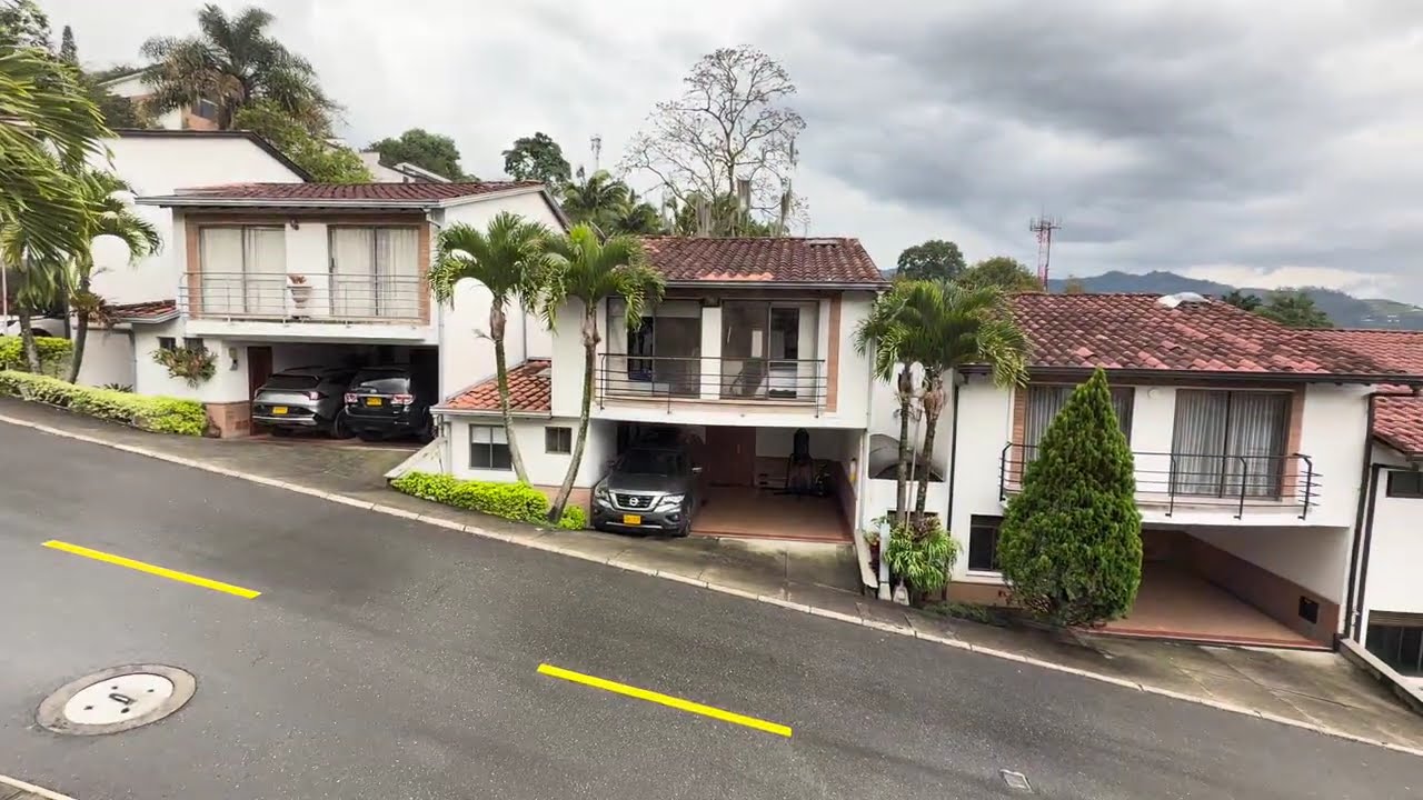 Hermosa casa en venta, Envigado sector Terracina, Cumbres. U completa. SILENCIOSA
