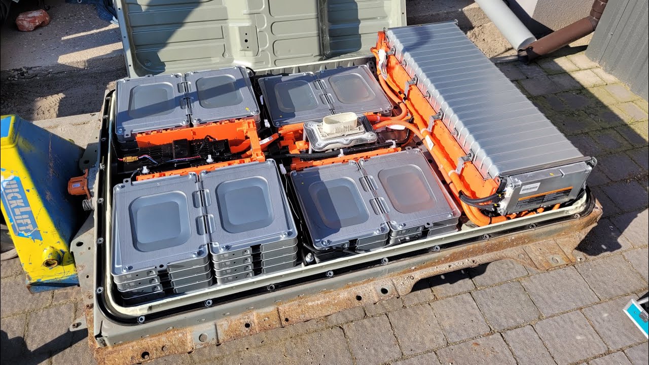 Nissan Leaf demontaż baterii 24kWh 400V DC na ogniwa do offgrid. Leaf battery pack disassembly.
