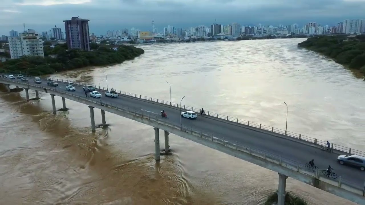 IMAGENS AÉREAS CHEIAS  RIO PARAÍBA DO SUL E PONTE INTERDITADA, CAMPOS, RJ, PARTE 01.