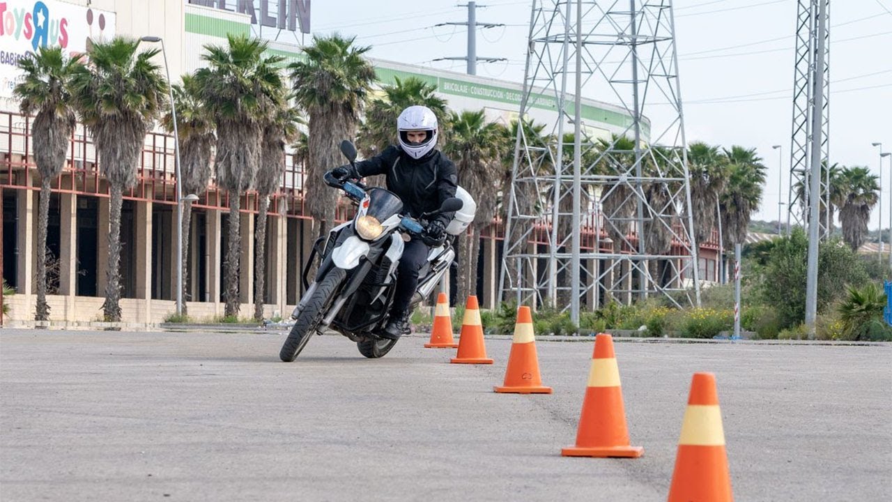La Policía Local de Cartagena mejora sus habilidades para patrullar en motocicleta