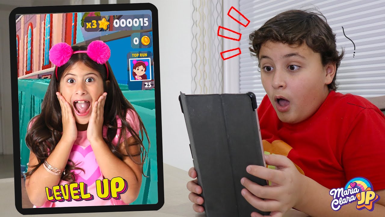 Maria Clara fica presa dentro do tablet e o JP tenta ajudar
