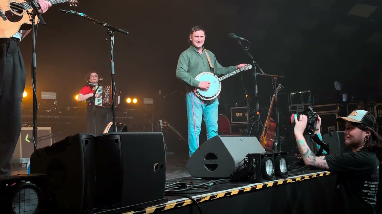 The Mary Wallopers - Glasgow, Barrowland Ballroom 21.12.2025 - The Holy Ground - Banks Of The Roses 