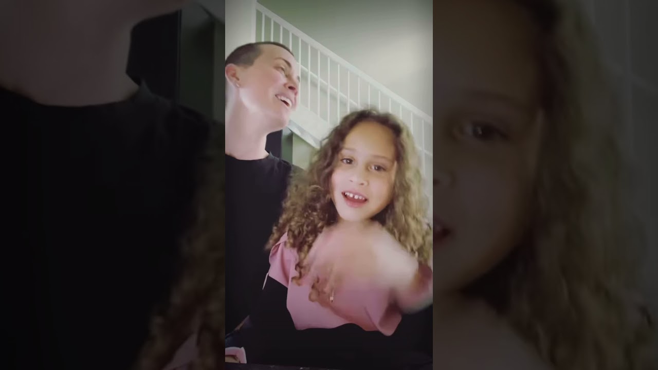 Anouk zingt met haar dochtertje