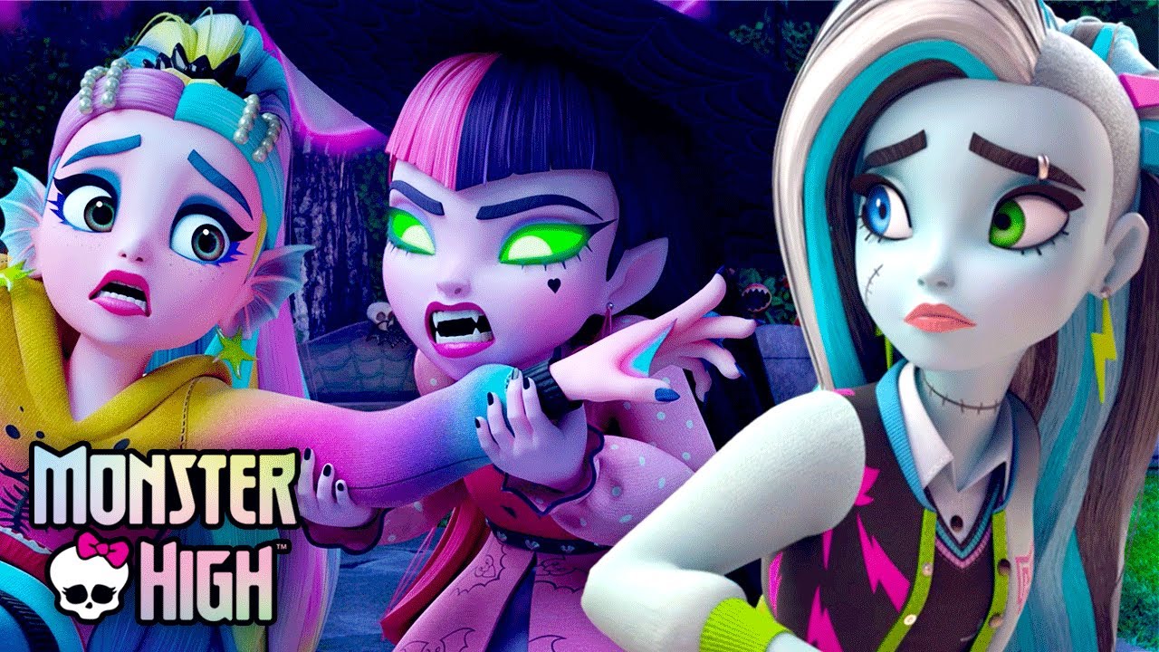 Frankie Fights a Zombie Attack! w/ Lagoona | Monster High
